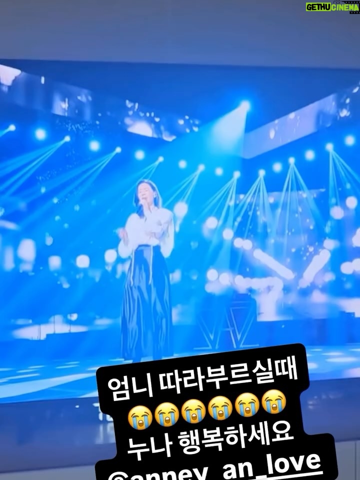 Ahn Sun-Young - 2.9K Likes - 어제 방송나간 이후로 정말 많은 응원과 사랑과 격려를 받았어요… 감사합니다. 
엄마 쓰러지시고 모든게 멈추고 세상에 오롯이 나홀로 흑백으로 흘러가는것만 같던 1년여의 시간동안.. 감당할수 없을 정도의 고통스럽던 간병의 시간들을 
모두다 보상받는 기분이에요. 

피한방울 섞이지않은 남들이 나서서 홀로 매달 14시간 비행기를 타고 엄마를 보러 오는 내어깨의 짐을 덜어주겠다며 나없는 시간동안 나대신 엄마를 보러가고 목욕을 시키고 병원에 간식을 나르고 엄마의 안부를 대신 전해주는 그 맘들덕에… 이 모든것들을 감당하고 이겨낼수 있었어요. 
힘들고 어려웠던 수술후유증 치료시간을 엄마도 잘 버텨내신덕에, 지금은 마비나 손떨림 증상은 다 호전되었고 인지장애외에는 신체는 너무 건강히 잘먹고 잘자고 잘 지냐고 계세요. 
서울-토론토 혼자 매달 날아다니는 선영이 짠하다며, 너무 감사하게도, 엄마의 절친분들이 나서서 돌아가며 엄마를 매주 면회할수 있는 스케쥴을 짜서 저랑 단체방을 통해 엄마 안부를 제게 전해주시고 계시고, 그중 한분이 요양보호사로 일하시며 엄마와 같은 요양시설에 상주중이셔서 매일 아침저녁 엄마랑 통화도 시켜주시고 엄마도 기억못하는 엄마의 하루일과를 저에게 소상히 알려주세요. 

너무 감사하죠. 이게 다 “엄마 스스로 만들어 둔 인연”이 저를 도와주시는거니까…  엄마가 저를 위해 대비해둔것 같아 매순간 뭉클하네요. 

못하는 노래 연습에 안무연습에 서울도착하자마자 일주일안에 의상픽업에 엄마 퇴원에, 시설 이사에, 외래진료에 나 집 이사에 혼자해대며 솔직히 괜히 출연한다했나 너무 후회했거든요 , 몸도 맘도 지치고 너무 힘들어서요. 

근데 또 이렇게 친구들이 다함께 나서서 힘을 주고 도와주고 나대신 엄마를 모시고 씻기고 입히고 이쁘게 단장을 시켜서 방청석에 모시고 앉은덕에… 
너무 좋아하시며 노래따라부르며 즐기는 모습을 뒤늦게 어제 방송으로 보며 또 엉엉울었어요. 

엄마가 아직 너무 곱고 이쁘고 밝아서요. 

하길 넘 잘했네요. 엄마는 오늘 재방을 보여드려도 아무것도 기억을 못하시지만, 보여드릴때마다 좋아하세요. 

다시한번, 엄마와 제게 평생 남을 좋은 추억 만들어주신 #블후의명곡 관계자여러분께 깊은 감사를 드립니다. 

방송보시고 함께 울고 웃어주시고 응원해주시는 모든분들께도 감사합니다. 

#살다보니살아진다