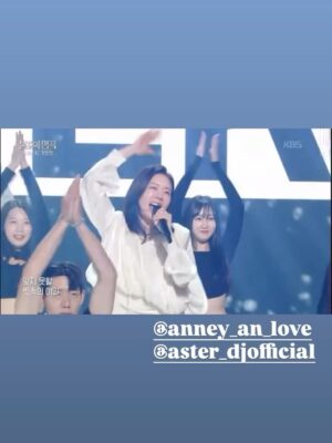 Ahn Sun-Young Instagram - 어제 방송나간 이후로 정말 많은 응원과 사랑과 격려를 받았어요… 감사합니다. 
엄마 쓰러지시고 모든게 멈추고 세상에 오롯이 나홀로 흑백으로 흘러가는것만 같던 1년여의 시간동안.. 감당할수 없을 정도의 고통스럽던 간병의 시간들을 
모두다 보상받는 기분이에요. 

피한방울 섞이지않은 남들이 나서서 홀로 매달 14시간 비행기를 타고 엄마를 보러 오는 내어깨의 짐을 덜어주겠다며 나없는 시간동안 나대신 엄마를 보러가고 목욕을 시키고 병원에 간식을 나르고 엄마의 안부를 대신 전해주는 그 맘들덕에… 이 모든것들을 감당하고 이겨낼수 있었어요. 
힘들고 어려웠던 수술후유증 치료시간을 엄마도 잘 버텨내신덕에, 지금은 마비나 손떨림 증상은 다 호전되었고 인지장애외에는 신체는 너무 건강히 잘먹고 잘자고 잘 지냐고 계세요. 
서울-토론토 혼자 매달 날아다니는 선영이 짠하다며, 너무 감사하게도, 엄마의 절친분들이 나서서 돌아가며 엄마를 매주 면회할수 있는 스케쥴을 짜서 저랑 단체방을 통해 엄마 안부를 제게 전해주시고 계시고, 그중 한분이 요양보호사로 일하시며 엄마와 같은 요양시설에 상주중이셔서 매일 아침저녁 엄마랑 통화도 시켜주시고 엄마도 기억못하는 엄마의 하루일과를 저에게 소상히 알려주세요. 

너무 감사하죠. 이게 다 “엄마 스스로 만들어 둔 인연”이 저를 도와주시는거니까…  엄마가 저를 위해 대비해둔것 같아 매순간 뭉클하네요. 

못하는 노래 연습에 안무연습에 서울도착하자마자 일주일안에 의상픽업에 엄마 퇴원에, 시설 이사에, 외래진료에 나 집 이사에 혼자해대며 솔직히 괜히 출연한다했나 너무 후회했거든요 , 몸도 맘도 지치고 너무 힘들어서요. 

근데 또 이렇게 친구들이 다함께 나서서 힘을 주고 도와주고 나대신 엄마를 모시고 씻기고 입히고 이쁘게 단장을 시켜서 방청석에 모시고 앉은덕에… 
너무 좋아하시며 노래따라부르며 즐기는 모습을 뒤늦게 어제 방송으로 보며 또 엉엉울었어요. 

엄마가 아직 너무 곱고 이쁘고 밝아서요. 

하길 넘 잘했네요. 엄마는 오늘 재방을 보여드려도 아무것도 기억을 못하시지만, 보여드릴때마다 좋아하세요. 

다시한번, 엄마와 제게 평생 남을 좋은 추억 만들어주신 #블후의명곡 관계자여러분께 깊은 감사를 드립니다. 

방송보시고 함께 울고 웃어주시고 응원해주시는 모든분들께도 감사합니다. 

#살다보니살아진다