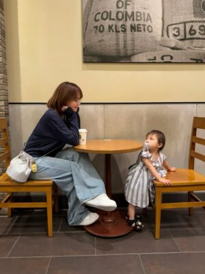 Ai Shinozaki Instagram - ・

🐰と無言の会話。

何話してると思う？💭🩷

#カフェデート