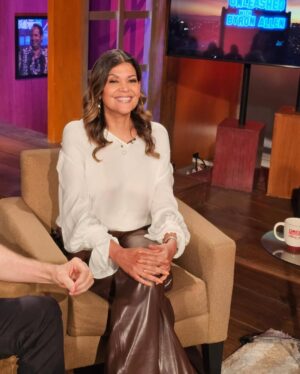 Aida Rodríguez Instagram - Watch me unravel on @comicsunleashedes tonight night on @cbstv right after Colbert. If you miss it, don’t worry it’ll stream on @paramountplus. Had a time with host  @realbyronallen and my fellow comics @joshbluecomedy @titusnation @therealmikeestime 

@vanessagraddick on the headset getting her producing on! 💫

Let me know what you think.