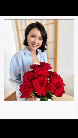 Aimee Chan Instagram - Just wanted to share a small tip that you probably knew about to keep your 🌹💐🌺🌷🥀🌼🪻looking pretty and bloomin! 💕

#aimeelifestyletips #flowers #interiör