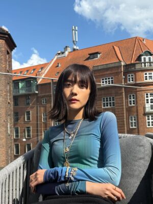 Airi Matsui Instagram - @theofficialpandora 💍

8/28発売の新作
pandora talisman(タリスマン) コレクション🪙🤍

カスタムだけじゃなく、
裏表で楽しめるから気分で変えたり
色んなシーンで使える事間違いなし✨

ひとつひとつデザインにラテン語のメッセージが刻まれていて
お守りジュエリーとして身に纏いたい…♡

#shotforpandora
#パンドラジュエリー