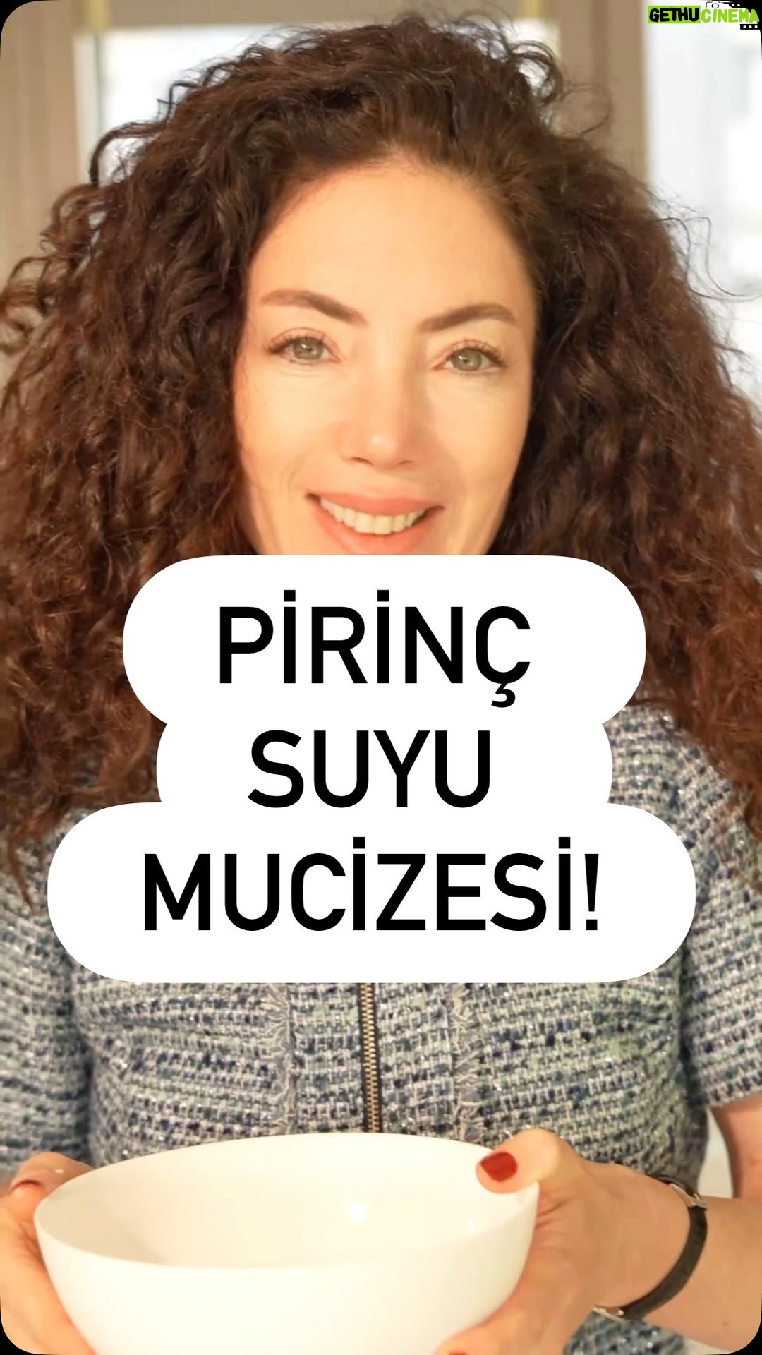 Akasya Asıltürkmen - 11.5K Likes - Pirinç suyu mucizesi ✨
Japon kadınlarının yıllardır kullandığı doğal güzellik sırrı 💧
Cildi aydınlatır, ton eşitler, lekeleri hafifletir!

Bonus: İçine biraz gül suyu karıştırın, etkisi katlansın 🙂‍↔️🤍

✔️ B3 & B5 vitaminleri ile parlaklık
✔️ Amino asitlerle cilt bariyerini güçlendirme
✔️ Niasinamid etkisiyle ton açma
✔️ Antioksidanlar sayesinde leke görünümünü azaltma

Doğal ve bütçe dostu bakım için kaydet 🫶🤍
Deneyecek olanlar yoruma “✨” bıraksın!

#pirinçsuyu #doğalgüzellik #ciltbakımı #tonacıcı #lekekarşıtı #niasinamid #skinbrightening #skincaretricks