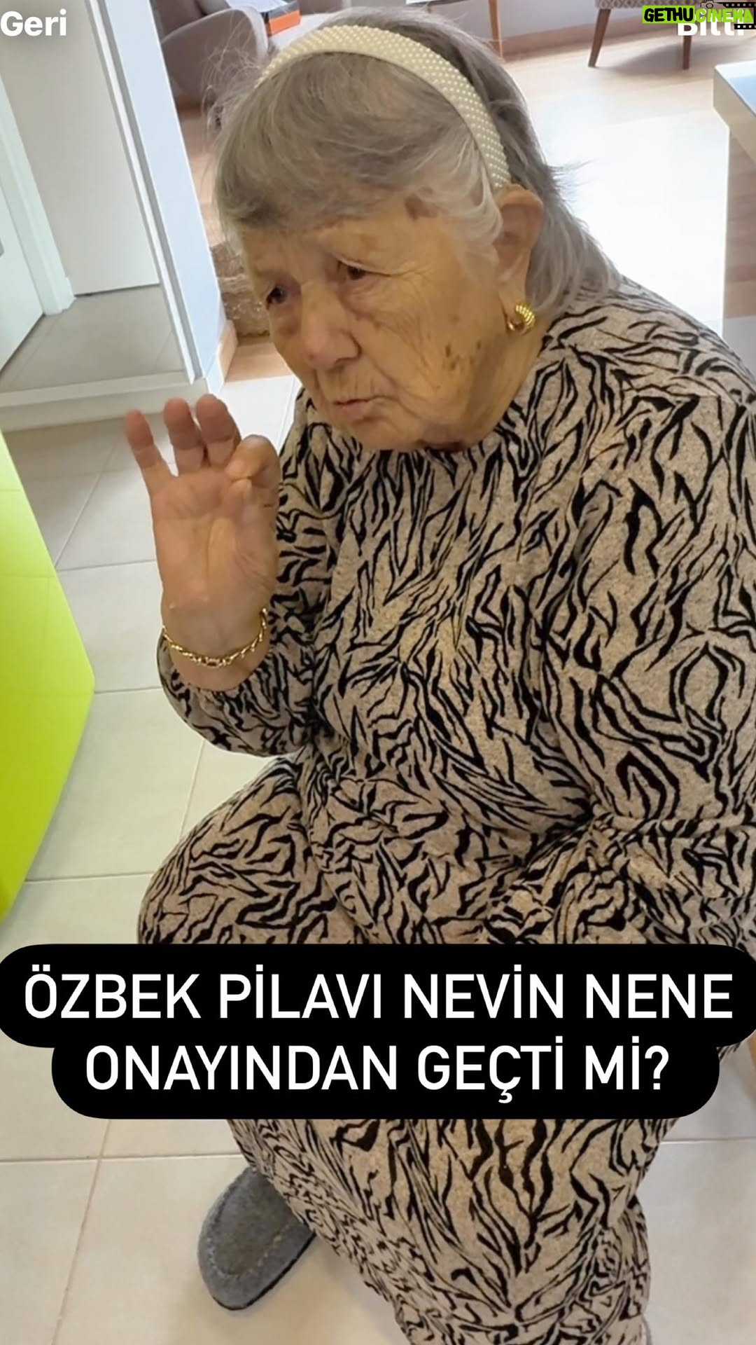 Akasya Asıltürkmen - 19K Likes - Yarım kepçe zeytinyağı @edremith 
200 gr kuşbaşı dana eti
Bir soğan
4 havuç
İki su bardağı pirinç
Bir küçük kase haşlanmış nohut
1 çay kaşığı kimyon
1 tatlı kaşığı tuz 
2 bardak pirince 3 bardak su 

Kafanıza takılan bir yer olursa sorun :) 

#tanıtım #yemektarifi #özbekpilavı #evyemekleri