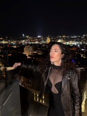 Akasya Asıltürkmen Instagram - Eğer bir duş alıp, biraz sürünüp, bir siyah elbise ve bir deri ceket giyince böyle olabiliyorsam, neden gündüzleri deli kızın türküsü gibi dolaşıyorum? Bundan sonra içindeki black magic woman daha çok dışarı çıksın Akasya notu bırakıyorum buraya. Bir de iyi foto çeken birileri hep etrafta olsun. 

 📸 @alperenmustafaaydin