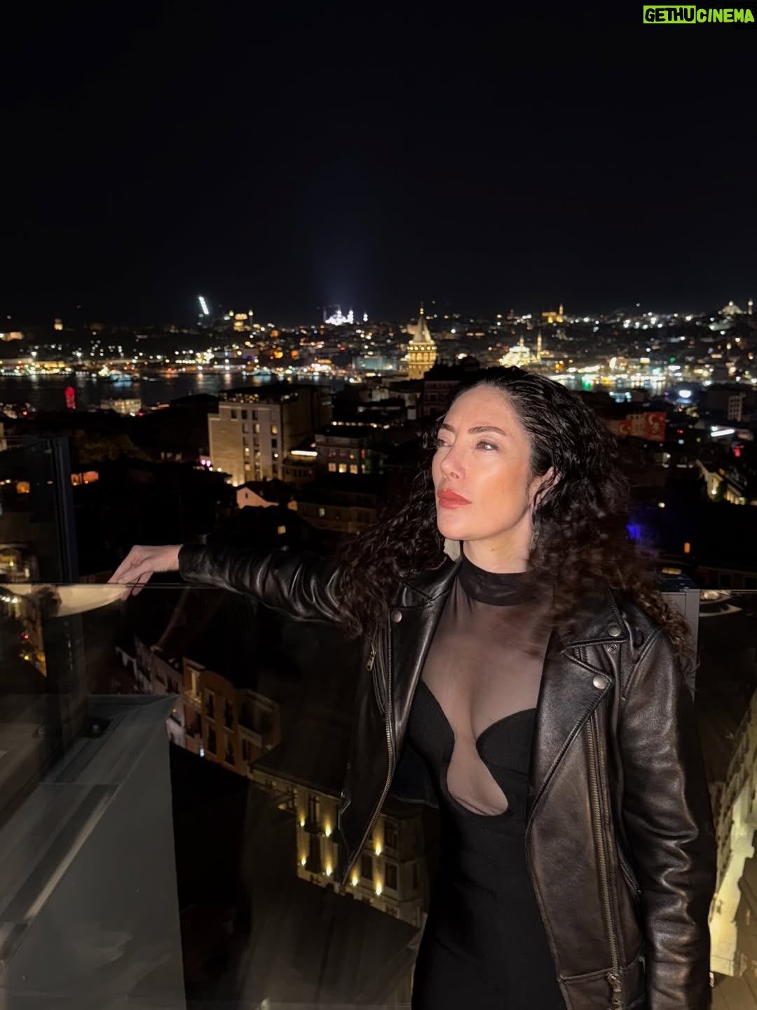 Akasya Asıltürkmen - 2.1K Likes - Eğer bir duş alıp, biraz sürünüp, bir siyah elbise ve bir deri ceket giyince böyle olabiliyorsam, neden gündüzleri deli kızın türküsü gibi dolaşıyorum? Bundan sonra içindeki black magic woman daha çok dışarı çıksın Akasya notu bırakıyorum buraya. Bir de iyi foto çeken birileri hep etrafta olsun. 

 📸 @alperenmustafaaydin