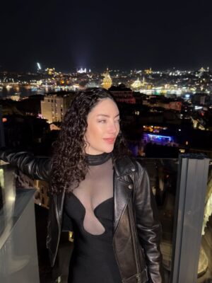 Akasya Asıltürkmen Instagram - Eğer bir duş alıp, biraz sürünüp, bir siyah elbise ve bir deri ceket giyince böyle olabiliyorsam, neden gündüzleri deli kızın türküsü gibi dolaşıyorum? Bundan sonra içindeki black magic woman daha çok dışarı çıksın Akasya notu bırakıyorum buraya. Bir de iyi foto çeken birileri hep etrafta olsun. 

 📸 @alperenmustafaaydin