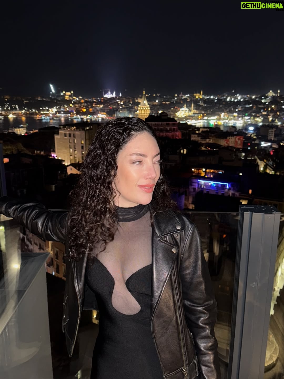 Akasya Asıltürkmen - 2.1K Likes - Eğer bir duş alıp, biraz sürünüp, bir siyah elbise ve bir deri ceket giyince böyle olabiliyorsam, neden gündüzleri deli kızın türküsü gibi dolaşıyorum? Bundan sonra içindeki black magic woman daha çok dışarı çıksın Akasya notu bırakıyorum buraya. Bir de iyi foto çeken birileri hep etrafta olsun. 

 📸 @alperenmustafaaydin