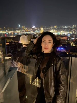 Akasya Asıltürkmen Instagram - Eğer bir duş alıp, biraz sürünüp, bir siyah elbise ve bir deri ceket giyince böyle olabiliyorsam, neden gündüzleri deli kızın türküsü gibi dolaşıyorum? Bundan sonra içindeki black magic woman daha çok dışarı çıksın Akasya notu bırakıyorum buraya. Bir de iyi foto çeken birileri hep etrafta olsun. 

 📸 @alperenmustafaaydin