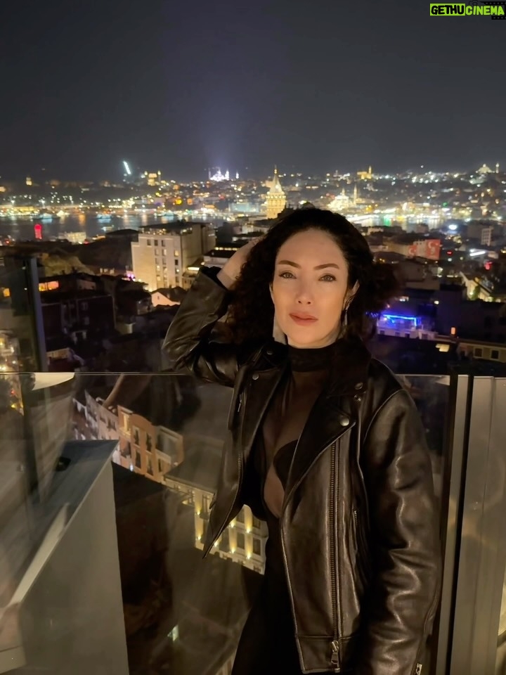 Akasya Asıltürkmen - 2.1K Likes - Eğer bir duş alıp, biraz sürünüp, bir siyah elbise ve bir deri ceket giyince böyle olabiliyorsam, neden gündüzleri deli kızın türküsü gibi dolaşıyorum? Bundan sonra içindeki black magic woman daha çok dışarı çıksın Akasya notu bırakıyorum buraya. Bir de iyi foto çeken birileri hep etrafta olsun. 

 📸 @alperenmustafaaydin