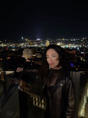 Akasya Asıltürkmen Instagram - Eğer bir duş alıp, biraz sürünüp, bir siyah elbise ve bir deri ceket giyince böyle olabiliyorsam, neden gündüzleri deli kızın türküsü gibi dolaşıyorum? Bundan sonra içindeki black magic woman daha çok dışarı çıksın Akasya notu bırakıyorum buraya. Bir de iyi foto çeken birileri hep etrafta olsun. 

 📸 @alperenmustafaaydin