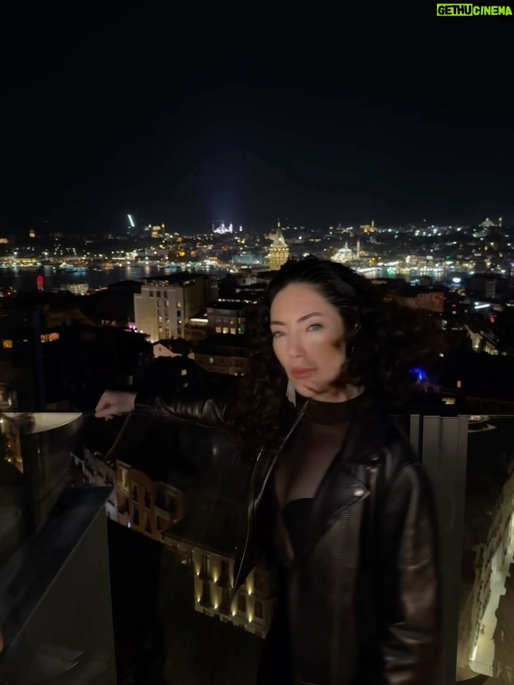 Akasya Asıltürkmen - 2.1K Likes - Eğer bir duş alıp, biraz sürünüp, bir siyah elbise ve bir deri ceket giyince böyle olabiliyorsam, neden gündüzleri deli kızın türküsü gibi dolaşıyorum? Bundan sonra içindeki black magic woman daha çok dışarı çıksın Akasya notu bırakıyorum buraya. Bir de iyi foto çeken birileri hep etrafta olsun. 

 📸 @alperenmustafaaydin