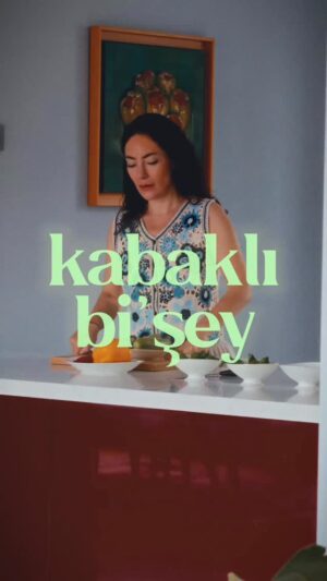 Akasya Asıltürkmen Instagram - Keşfetimde gördüğümü yaptım, kız Almanca anlattı ama zaten yeterince anlaşılırdı. Olay basit; yağlı kağıda kabakları diz, üzerine rende kaşar ya da mozzarella, önceden ısıtılmış fırında istediğin kıvama gelene kadar pişir. Çıkar böyle benim iki ikinci bir kağıt ile tersyüz et istersen. Ben videodaki gibi pesto sos sürdüm ki şart değil, buffalo peynir tamamen görsel şovdu ama güzel oldu, renkli biberler ve hatta avokado da öyle.

  Yanına çay çok yakıştı! Ben pişirirken soğan/sarımsak tozu ve biberli tuz da kattım. 

ÇOK GÜZEL BEEE! 

Yaparmısın?