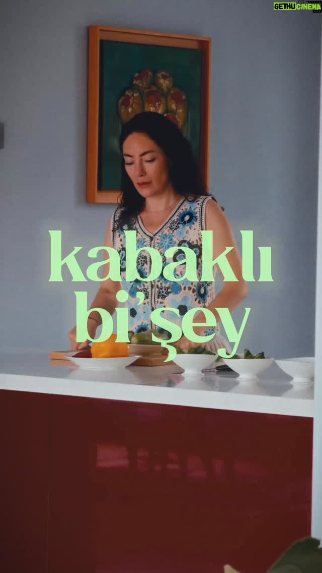 Akasya Asıltürkmen - 1.3K Likes - Keşfetimde gördüğümü yaptım, kız Almanca anlattı ama zaten yeterince anlaşılırdı. Olay basit; yağlı kağıda kabakları diz, üzerine rende kaşar ya da mozzarella, önceden ısıtılmış fırında istediğin kıvama gelene kadar pişir. Çıkar böyle benim iki ikinci bir kağıt ile tersyüz et istersen. Ben videodaki gibi pesto sos sürdüm ki şart değil, buffalo peynir tamamen görsel şovdu ama güzel oldu, renkli biberler ve hatta avokado da öyle.

  Yanına çay çok yakıştı! Ben pişirirken soğan/sarımsak tozu ve biberli tuz da kattım. 

ÇOK GÜZEL BEEE! 

Yaparmısın?
