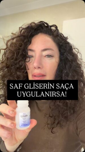 Akasya Asıltürkmen Instagram - Ben de başkasından  duydum diye önce bir hafta denedim.
Denemeden kimseye bir şey öneremem tabii. 

Eczaneden saf gliserin aldım! Marka falan yok. 

Gliserin (ya da gliserol), renksiz, kokusuz, hafif tatlı ve doğal olarak nem tutma özelliği çok yüksek bir maddedir. Bitkisel yağlardan ya da hayvansal kaynaklardan elde edilebilir; kozmetikte en çok bitkisel gliserin kullanılır.

Önce saçıma herhangi bir şekillendiriciyi iyice yedirdim. Sonra birkaç damla gliserini avucumda ovuşturmak suretiyle, zaten yağ gib bir yapıda olduğu için rahatça saçlarıma, saç dibine değdirmeden uçlara kadar uyguladım ve vigo yardımıyla ağır ağır kuruttum. Krem şekillendirici de kullanabilirsiniz.

Nemi hapsettiği için ağırlık da yapmıyor, ben sevdim. Bir ay sonra sizi yine güncellerim. 

#kıvırcık #kıvırcıksaçlar  #kıvırcıksaçbakımı #sacbakimi #tanıtım