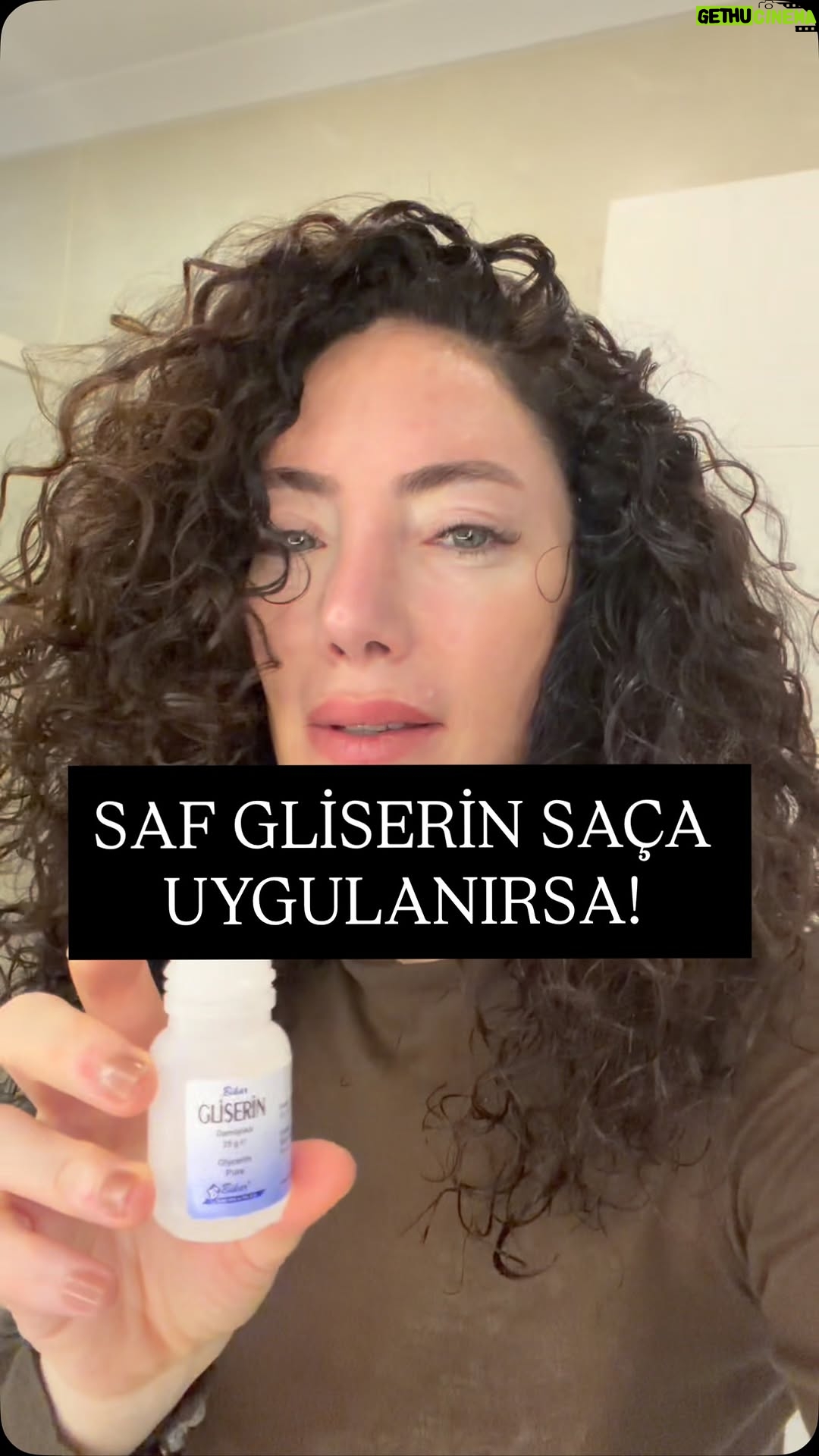 Akasya Asıltürkmen - 1.5K Likes - Ben de başkasından  duydum diye önce bir hafta denedim.
Denemeden kimseye bir şey öneremem tabii. 

Eczaneden saf gliserin aldım! Marka falan yok. 

Gliserin (ya da gliserol), renksiz, kokusuz, hafif tatlı ve doğal olarak nem tutma özelliği çok yüksek bir maddedir. Bitkisel yağlardan ya da hayvansal kaynaklardan elde edilebilir; kozmetikte en çok bitkisel gliserin kullanılır.

Önce saçıma herhangi bir şekillendiriciyi iyice yedirdim. Sonra birkaç damla gliserini avucumda ovuşturmak suretiyle, zaten yağ gib bir yapıda olduğu için rahatça saçlarıma, saç dibine değdirmeden uçlara kadar uyguladım ve vigo yardımıyla ağır ağır kuruttum. Krem şekillendirici de kullanabilirsiniz.

Nemi hapsettiği için ağırlık da yapmıyor, ben sevdim. Bir ay sonra sizi yine güncellerim. 

#kıvırcık #kıvırcıksaçlar  #kıvırcıksaçbakımı #sacbakimi #tanıtım