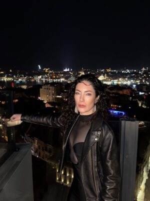 Akasya Asıltürkmen Instagram - Eğer bir duş alıp, biraz sürünüp, bir siyah elbise ve bir deri ceket giyince böyle olabiliyorsam, neden gündüzleri deli kızın türküsü gibi dolaşıyorum? Bundan sonra içindeki black magic woman daha çok dışarı çıksın Akasya notu bırakıyorum buraya. Bir de iyi foto çeken birileri hep etrafta olsun. 

 📸 @alperenmustafaaydin