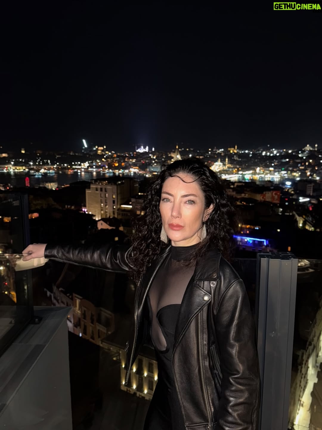 Akasya Asıltürkmen - 2.1K Likes - Eğer bir duş alıp, biraz sürünüp, bir siyah elbise ve bir deri ceket giyince böyle olabiliyorsam, neden gündüzleri deli kızın türküsü gibi dolaşıyorum? Bundan sonra içindeki black magic woman daha çok dışarı çıksın Akasya notu bırakıyorum buraya. Bir de iyi foto çeken birileri hep etrafta olsun. 

 📸 @alperenmustafaaydin