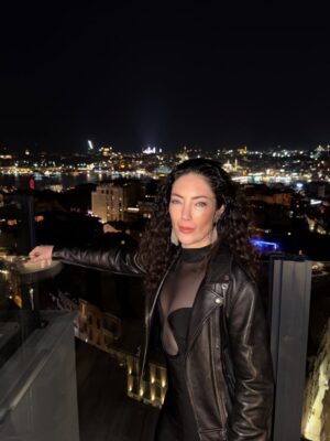 Akasya Asıltürkmen Instagram - Eğer bir duş alıp, biraz sürünüp, bir siyah elbise ve bir deri ceket giyince böyle olabiliyorsam, neden gündüzleri deli kızın türküsü gibi dolaşıyorum? Bundan sonra içindeki black magic woman daha çok dışarı çıksın Akasya notu bırakıyorum buraya. Bir de iyi foto çeken birileri hep etrafta olsun. 

 📸 @alperenmustafaaydin