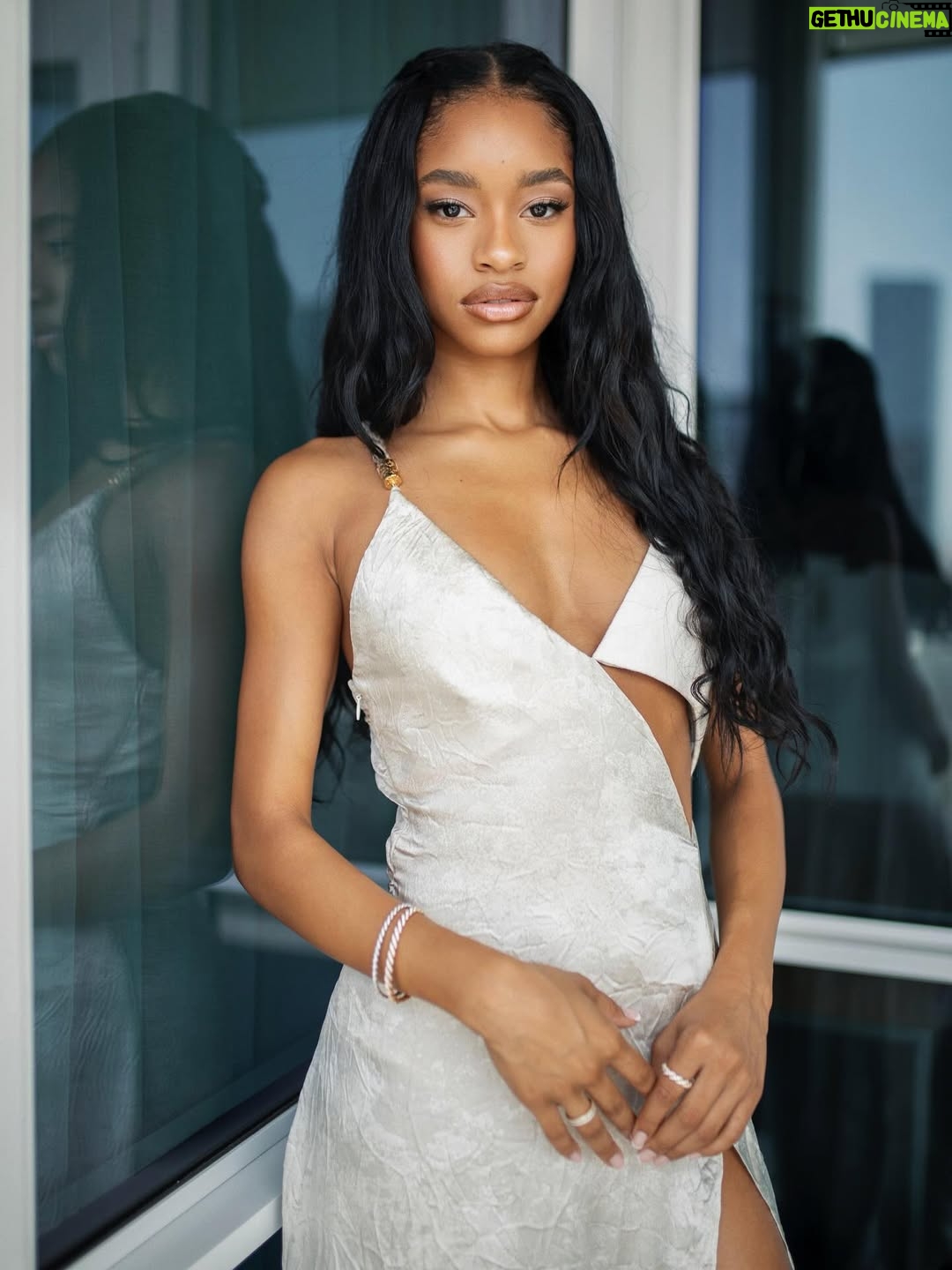 Akira Akbar - 72.1K Likes - bet ‘25 @bet 

Styled by @mandelkorn X @roberto_cavalli 
hair - @kittywedie 
makeup - @camillearianemakeup 
photography - @iamtishhabrenee