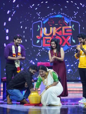 Akshaya Kandamuthan Instagram - Tq for inviting us ♥️🧿 @dstudioproductions & special Tq to 🙏🏻♥️ @vijaytelevision  watch  us on start music  show today at 8pm

#vijaytelivision #startmusicseason6 #vijaytvshow
