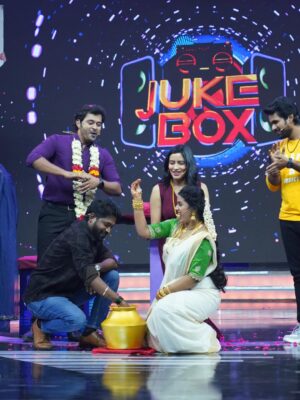 Akshaya Kandamuthan Instagram - Tq for inviting us ♥️🧿 @dstudioproductions & special Tq to 🙏🏻♥️ @vijaytelevision  watch  us on start music  show today at 8pm

#vijaytelivision #startmusicseason6 #vijaytvshow