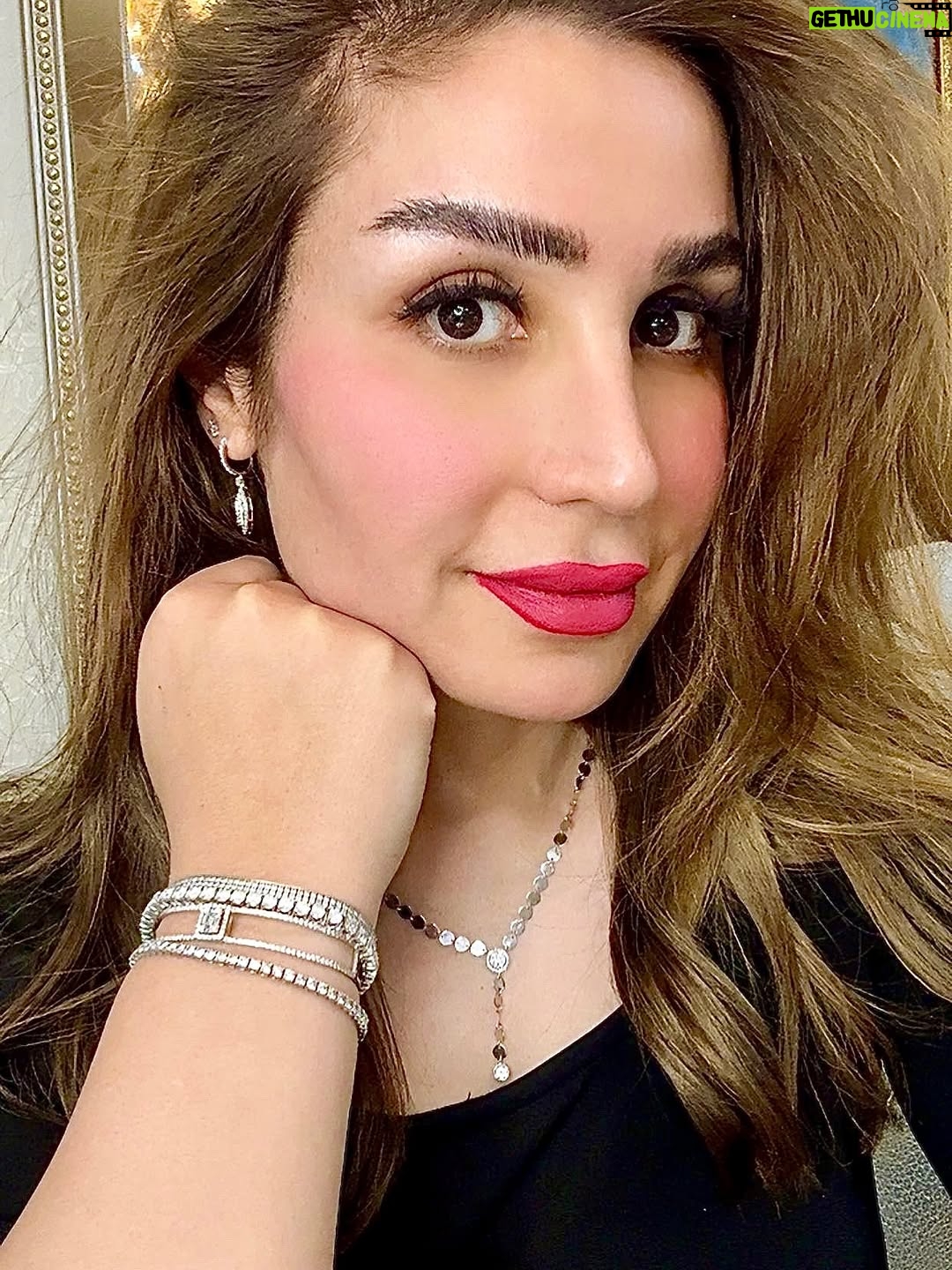 Alaa Hussein - 53.8K Likes - الماسُ فوقَ لجينها يتكسرُ
والبدرُ في كبد السماء منور ....
.
@swissgalleryofficial 
توجي جمالك بألماس سويس غاليري