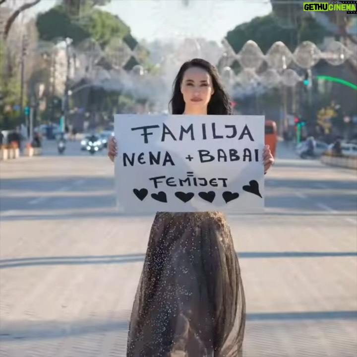 Albana Osmani - 15.6K Likes - 🇦🇱 Mirëmëngjesi, sot për FAMILJEN SHQIPTARE! ❤️

📜 Shqipëria mbetet tokë me dy gjini : burrë dhe grua.
Projektligji i Qeverisë, nën drejtimin e Kryeministrit Rama, u rikthye me 22 amendamente kundër “përkatësisë së shumëfishtë”, duke riafirmuar vlerat e kombit tonë dhe ligjësinë hyjnore të krijimit.

Ne jemi ashtu siç na ka bërë Zoti, siç e kanë ruajtur brez pas brezi nënat dhe baballarët tanë ,me familje të shëndetshme, me dashuri, me rrënjë, me taban. Ky është triumfi i së vërtetës, i shpirtit shqiptar dhe i një populli që nuk lejon mjegull në zemrën e brezave të rinj.

🙏 Mirënjohje Zotit të gjallë e te gjithëpushtetshëm ,
dhe çdo shqiptari e shqiptareje që e do FAMILJEN dhe KOMBIN me shpirt.

Fjalët Nënë dhe Babë janë fjalët më të mëdha, më të shenjta, më hyjnore që mbajnë gjallë kombin tonë ndër shekuj. Mirënjohje përgjithmonë ndaj çdo Babe Hero , dhe çdo Nëne Shqiptare Burrneshë , qe sakrifikon tërë jetën për familjen. 

Faleminderit çdo zemre që qëndroi në lutje.
Faleminderit çdo besimi fetar, çdo shpirt të ndershëm që u ngrit në frymë kundër planeve të errësirës.
Faleminderit çdo personi publik që me zërin dhe influencën e tij zgjodhi dritën, jo frikën.

Sot është ditë krenarie kombëtare, besimi dhe shprese.
Zoti e bekoftë FAMILJEN SHQIPTARE, dhe Zoti e bekoftë SHQIPËRINË ❤️ ! 

⸻•—————•—————-•————————-•———————•

Video ku mbaj tabelen me mesazhin per familjen , eshte publikuar ne kanalin tim ne YouTube ne 25 dhjetor 2024. Me titull “Mary did you know” .Duke dashur te percjell kete mesazh lidhur ketu me tekstin e kenges referuar Krishtlindjes, besimit ne Zot dhe ne ate qe ai ka krijuar si vazhdimesine e jetës FAMILJA , Nëna dhe Babai dhe Femijët. 

Video “We will rock you” - karaoke remake dhe me nje tekst te personalizuar me nje mesazh per rinine shqiptare ,  eshte publikuar ne fillim te sezonit te pare te Albana Osmani Show rreth nje vit me pare . Na kanalin tim ne YouTube .