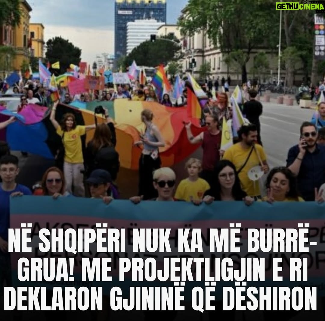 Albana Osmani - 15.9K Likes - Nëse ky është kushti për t’u bërë pjesë e Europës, unë e refuzoj pa hezitim. 🚫

Nuk mund të pranoj një Europë ku fëmijët dhe të rinjtë tanë, nesër, do të shtyhen të identifikohen me diçka që nuk është pjesë e natyrës së tyre njerëzore  apo më keq akoma, të shndërrohen në objekte talljeje që barazojnë veten me kafshë apo objekte . Ky  është një deformim i thelbit të qenies njerëzore dhe një axhendë e imponuar nga struktura që prej kohësh kanë humbur busullën morale, duke kërkuar të zgjerojnë rrjetin e tyre shkatërrimtar.

Në këtë skenar, nënës dhe babait burimit të jetës, themeleve të familjes dhe vazhdimësisë së shoqërisë  u hiqet çdo kuptim.

Ndërkohë që shumë vende të zhvilluara po marrin masa të forta për të mbrojtur fëmijët e tyre dhe të ardhmen e shoqërisë, tek ne këto ide po kalojnë si pa u vënë re, pa transparencë, pa debat publik. Pyetja është: a e ka votuar ndokush këtë? A i është dhënë popullit fjala? Personalisht, jo vetëm që nuk do ta votoja, por kurrë nuk do ta pranoja.

Sot, kjo çështje paraqitet me ambalazh të bukur, si një “hap modernizues”, ndërkohë që në realitet barra bie mbi familjet tona, mbi fëmijët tanë, mbi të ardhmen e vendit.

Uroj të zgjohemi përpara se të vijë dita kur një prind të dëgjojë djalin e tij të thotë: “Që sot unë jam një gomar.” Apo identifikohem me “nje autobus” . 

Nga Skënderbeu që mbrojti identitetin dhe lirinë e shqiptarëve, te Ismail Qemali, Isa Boletini, Hasan Prishtina e Luigj Gurakuqi që shpallën Pavarësinë, nuk luftuan dhe nuk sakrifikuan që Shqipëria të kthehej në absurditete, por që të mbetej e lirë, dinjitoze dhe e vërtetë ndaj vetvetes. 

Rroftë Shqipëria e Shqiptarëve 🇦🇱 

NËNË DHE BABË FJALET ME TE BUKURA NE BOTE ME TE SHTRENJTA NE BOTE.
