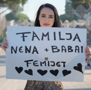 Albana Osmani Instagram - Nëse ky është kushti për t’u bërë pjesë e Europës, unë e refuzoj pa hezitim. 🚫

Nuk mund të pranoj një Europë ku fëmijët dhe të rinjtë tanë, nesër, do të shtyhen të identifikohen me diçka që nuk është pjesë e natyrës së tyre njerëzore  apo më keq akoma, të shndërrohen në objekte talljeje që barazojnë veten me kafshë apo objekte . Ky  është një deformim i thelbit të qenies njerëzore dhe një axhendë e imponuar nga struktura që prej kohësh kanë humbur busullën morale, duke kërkuar të zgjerojnë rrjetin e tyre shkatërrimtar.

Në këtë skenar, nënës dhe babait burimit të jetës, themeleve të familjes dhe vazhdimësisë së shoqërisë  u hiqet çdo kuptim.

Ndërkohë që shumë vende të zhvilluara po marrin masa të forta për të mbrojtur fëmijët e tyre dhe të ardhmen e shoqërisë, tek ne këto ide po kalojnë si pa u vënë re, pa transparencë, pa debat publik. Pyetja është: a e ka votuar ndokush këtë? A i është dhënë popullit fjala? Personalisht, jo vetëm që nuk do ta votoja, por kurrë nuk do ta pranoja.

Sot, kjo çështje paraqitet me ambalazh të bukur, si një “hap modernizues”, ndërkohë që në realitet barra bie mbi familjet tona, mbi fëmijët tanë, mbi të ardhmen e vendit.

Uroj të zgjohemi përpara se të vijë dita kur një prind të dëgjojë djalin e tij të thotë: “Që sot unë jam një gomar.” Apo identifikohem me “nje autobus” . 

Nga Skënderbeu që mbrojti identitetin dhe lirinë e shqiptarëve, te Ismail Qemali, Isa Boletini, Hasan Prishtina e Luigj Gurakuqi që shpallën Pavarësinë, nuk luftuan dhe nuk sakrifikuan që Shqipëria të kthehej në absurditete, por që të mbetej e lirë, dinjitoze dhe e vërtetë ndaj vetvetes. 

Rroftë Shqipëria e Shqiptarëve 🇦🇱 

NËNË DHE BABË FJALET ME TE BUKURA NE BOTE ME TE SHTRENJTA NE BOTE.