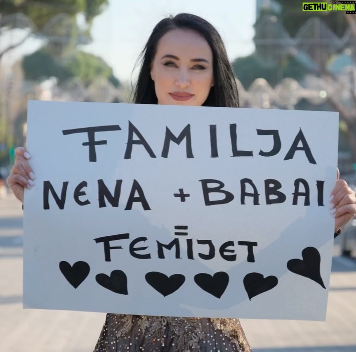 Albana Osmani - 15.9K Likes - Nëse ky është kushti për t’u bërë pjesë e Europës, unë e refuzoj pa hezitim. 🚫

Nuk mund të pranoj një Europë ku fëmijët dhe të rinjtë tanë, nesër, do të shtyhen të identifikohen me diçka që nuk është pjesë e natyrës së tyre njerëzore  apo më keq akoma, të shndërrohen në objekte talljeje që barazojnë veten me kafshë apo objekte . Ky  është një deformim i thelbit të qenies njerëzore dhe një axhendë e imponuar nga struktura që prej kohësh kanë humbur busullën morale, duke kërkuar të zgjerojnë rrjetin e tyre shkatërrimtar.

Në këtë skenar, nënës dhe babait burimit të jetës, themeleve të familjes dhe vazhdimësisë së shoqërisë  u hiqet çdo kuptim.

Ndërkohë që shumë vende të zhvilluara po marrin masa të forta për të mbrojtur fëmijët e tyre dhe të ardhmen e shoqërisë, tek ne këto ide po kalojnë si pa u vënë re, pa transparencë, pa debat publik. Pyetja është: a e ka votuar ndokush këtë? A i është dhënë popullit fjala? Personalisht, jo vetëm që nuk do ta votoja, por kurrë nuk do ta pranoja.

Sot, kjo çështje paraqitet me ambalazh të bukur, si një “hap modernizues”, ndërkohë që në realitet barra bie mbi familjet tona, mbi fëmijët tanë, mbi të ardhmen e vendit.

Uroj të zgjohemi përpara se të vijë dita kur një prind të dëgjojë djalin e tij të thotë: “Që sot unë jam një gomar.” Apo identifikohem me “nje autobus” . 

Nga Skënderbeu që mbrojti identitetin dhe lirinë e shqiptarëve, te Ismail Qemali, Isa Boletini, Hasan Prishtina e Luigj Gurakuqi që shpallën Pavarësinë, nuk luftuan dhe nuk sakrifikuan që Shqipëria të kthehej në absurditete, por që të mbetej e lirë, dinjitoze dhe e vërtetë ndaj vetvetes. 

Rroftë Shqipëria e Shqiptarëve 🇦🇱 

NËNË DHE BABË FJALET ME TE BUKURA NE BOTE ME TE SHTRENJTA NE BOTE.