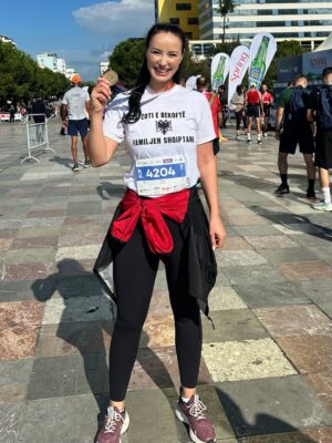 Albana Osmani Instagram - 👋🇦🇱🤜🤛🥇
E rëndësishme për mua sot ishte ta çoja deri në fund!
E dua shume sportin , por nuk  jam maratoniste profesioniste 😄. E mora si sfidë personale , për veten, për kauzën e zemrës së ne te gjithëve , dhe te ndanim  energji të mirë.

Në disa segmente zgjodha itinerarin më të shkurtër (ndoshta edhe sepse për atë isha regjistruar 🤭), dhe disa pjesë i bëra duke ecur , e rrethuar nga dhjetra njrëz me buzëqeshje,dhe pse  me flluska në këmbë nga atletet , por gjithçka ishte me  shumë gëzim në shpirt. Në fund tani ne mbrëmje, kuptova se ato kilometra nuk të kualifikonin zyrtarisht, por çfarë rëndësie ka kur qëllimi ishte mirënjohja, fryma e mirë dhe mesazhi që dashuria për familjen , jetën të çon gjithmonë përpara ☀️
E për ta fituar… dihet! 🏆 Luiza Gega @luizagega, kampionia jonë e botës ,si gjithmonë, një frymëzim për të gjithë! 🙌🇦🇱