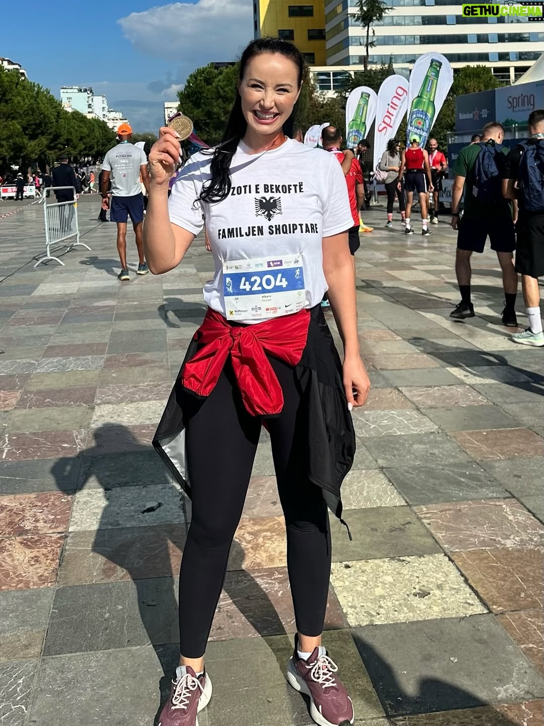 Albana Osmani - 6.9K Likes - 👋🇦🇱🤜🤛🥇
E rëndësishme për mua sot ishte ta çoja deri në fund!
E dua shume sportin , por nuk  jam maratoniste profesioniste 😄. E mora si sfidë personale , për veten, për kauzën e zemrës së ne te gjithëve , dhe te ndanim  energji të mirë.

Në disa segmente zgjodha itinerarin më të shkurtër (ndoshta edhe sepse për atë isha regjistruar 🤭), dhe disa pjesë i bëra duke ecur , e rrethuar nga dhjetra njrëz me buzëqeshje,dhe pse  me flluska në këmbë nga atletet , por gjithçka ishte me  shumë gëzim në shpirt. Në fund tani ne mbrëmje, kuptova se ato kilometra nuk të kualifikonin zyrtarisht, por çfarë rëndësie ka kur qëllimi ishte mirënjohja, fryma e mirë dhe mesazhi që dashuria për familjen , jetën të çon gjithmonë përpara ☀️
E për ta fituar… dihet! 🏆 Luiza Gega @luizagega, kampionia jonë e botës ,si gjithmonë, një frymëzim për të gjithë! 🙌🇦🇱