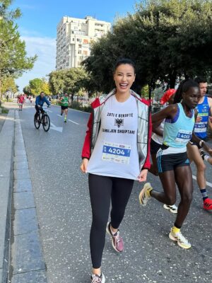 Albana Osmani Instagram - Maratona e Tiranes #tiranamarathon 
Zoti e bekofte Familjen Shqiptare 🇦🇱 #tiranamarathon2025
