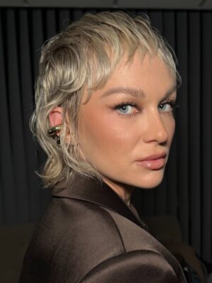 Aleksandra Adamska Instagram - lubię tak 

designer @lukaszjemiol 
make up @karbowiak_mua 
hair @adrianwlasiuk 

#topmodel #topmodelpolska #outfit #style #statement #actress #adamska