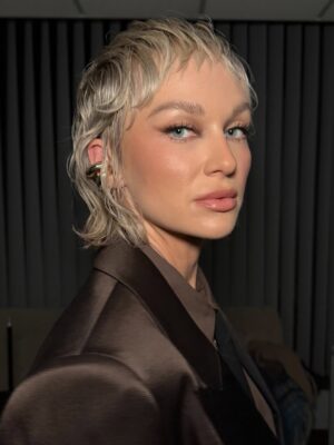 Aleksandra Adamska Instagram - lubię tak 

designer @lukaszjemiol 
make up @karbowiak_mua 
hair @adrianwlasiuk 

#topmodel #topmodelpolska #outfit #style #statement #actress #adamska