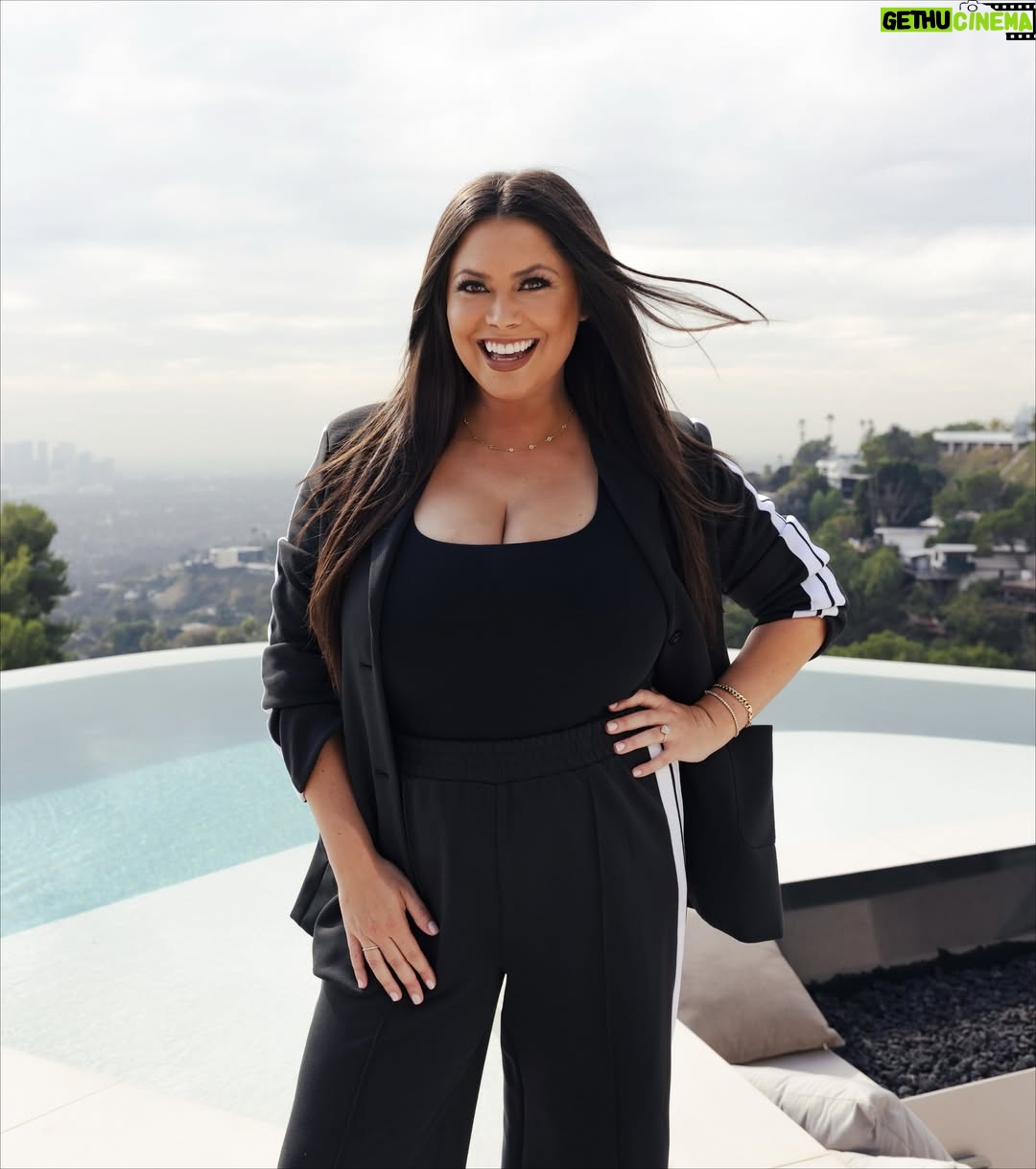 Alex Curry - 3.4K Likes - Brunch with @passes talking about women in the creator economy. From tech to sports to TV, we’ve all had a crazy journey and I loved sharing and learning from these badass women! 

More from our panel will be posted to my #Passes page (link in my bio) also answering any and all questions on my Passes page 🤗 so come hang out!