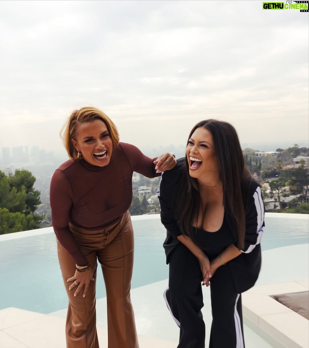 Alex Curry - 3.4K Likes - Brunch with @passes talking about women in the creator economy. From tech to sports to TV, we’ve all had a crazy journey and I loved sharing and learning from these badass women! 

More from our panel will be posted to my #Passes page (link in my bio) also answering any and all questions on my Passes page 🤗 so come hang out!