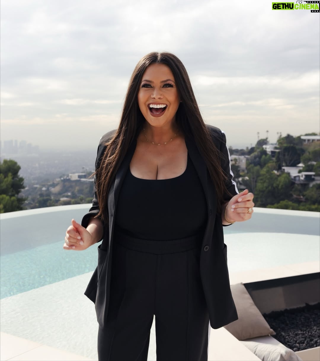 Alex Curry - 3.4K Likes - Brunch with @passes talking about women in the creator economy. From tech to sports to TV, we’ve all had a crazy journey and I loved sharing and learning from these badass women! 

More from our panel will be posted to my #Passes page (link in my bio) also answering any and all questions on my Passes page 🤗 so come hang out!