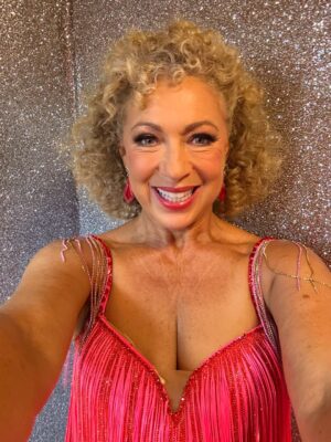 Alex Kingston Instagram - Hello Sweeties… super excited and a bit nervous going into the launch! Hope you all have a fab time watching at home. Tag me in your partner reveal reactions and show off your glitz and glam! We’ll be donning all the sparkles tonight… 🪩💃✨#strictly