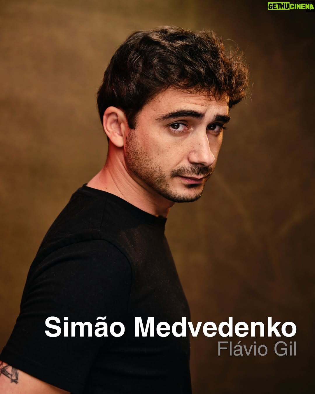 Alexandra Lencastre - 1.6K Likes - Com estreia marcada para 29 de janeiro, “A Gaivota”, um dos clássicos mais marcantes de Anton Tchékhov, regressa aos palcos numa nova encenação de Diogo Infante, que revisita as tensões entre arte, amor, frustração e poder.

Alexandra Lencastre, André Leitão, António Melo, Flávio Gil, Guilherme Filipe, Ivo Canelas, Margarida Bakker, Pedro Laginha, Rita Rocha Silva e Rita Salema dão vida às personagens desta peça intemporal.

Uma história sobre os sacrifícios da criação e as feridas invisíveis da ambição artística.

Já tem o seu bilhete?

De 20 janeiro a 5 de abril
Qua a Sáb 21:00
Dom 16:30
____________________

De Anton Tchékhov
Versão e encenação Diogo Infante
Apoio à dramaturgia Margarida Tavares
Com Alexandra Lencastre, André Leitão, António Melo, Flávio Gil, Guilherme Filipe, Ivo Canelas, Margarida Bakker, Pedro Laginha, Rita Rocha Silva, Rita Salema
Cenografia Catarina Amaro
Figurinos Filipe Faísca
Desenho de luz Nuno Meira
Espaço sonoro Artur Guimarães
Assistência de encenação Flávio Gil
Fotografia cartaz e spot TV Pedro Macedo – Framed Photos
Produção Teatro da Trindade INATEL