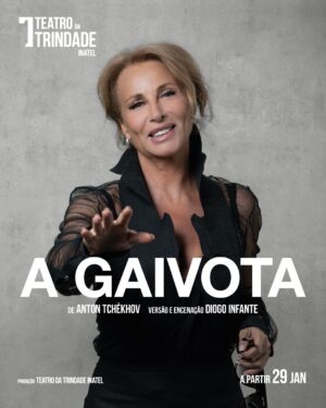 Alexandra Lencastre Instagram - Com estreia marcada para 29 de janeiro, “A Gaivota”, um dos clássicos mais marcantes de Anton Tchékhov, regressa aos palcos numa nova encenação de Diogo Infante, que revisita as tensões entre arte, amor, frustração e poder.

Alexandra Lencastre, André Leitão, António Melo, Flávio Gil, Guilherme Filipe, Ivo Canelas, Margarida Bakker, Pedro Laginha, Rita Rocha Silva e Rita Salema dão vida às personagens desta peça intemporal.

Uma história sobre os sacrifícios da criação e as feridas invisíveis da ambição artística.

Já tem o seu bilhete?

De 20 janeiro a 5 de abril
Qua a Sáb 21:00
Dom 16:30
____________________

De Anton Tchékhov
Versão e encenação Diogo Infante
Apoio à dramaturgia Margarida Tavares
Com Alexandra Lencastre, André Leitão, António Melo, Flávio Gil, Guilherme Filipe, Ivo Canelas, Margarida Bakker, Pedro Laginha, Rita Rocha Silva, Rita Salema
Cenografia Catarina Amaro
Figurinos Filipe Faísca
Desenho de luz Nuno Meira
Espaço sonoro Artur Guimarães
Assistência de encenação Flávio Gil
Fotografia cartaz e spot TV Pedro Macedo – Framed Photos
Produção Teatro da Trindade INATEL