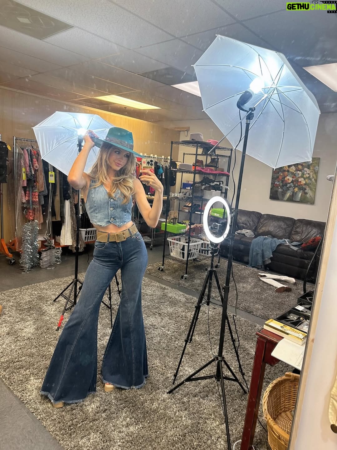 Alexandria DeBerry - 2.2K Likes - just [im]patiently waiting for a Szn 2 of @thehuntingwives, wbu? 👀🤠🪩🩵

@netflix @lionsgatetv @rebecca_p_cutter @may_cobb