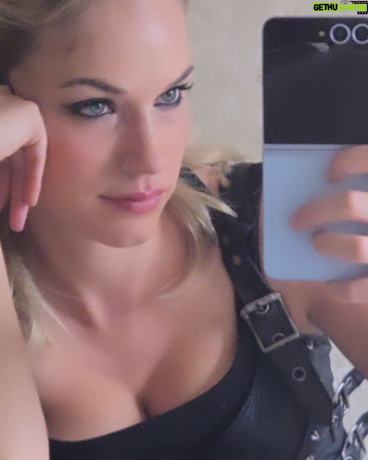 Alexis Knapp - 8.6K Likes - Vibing out this new persona for the MOSTTT AWEEESOMEEE MOVIEEEE 3 days after getting back from a month on another in Winnipeg. More incoming ;) rest is sparing but excitement is aliiiive 😍