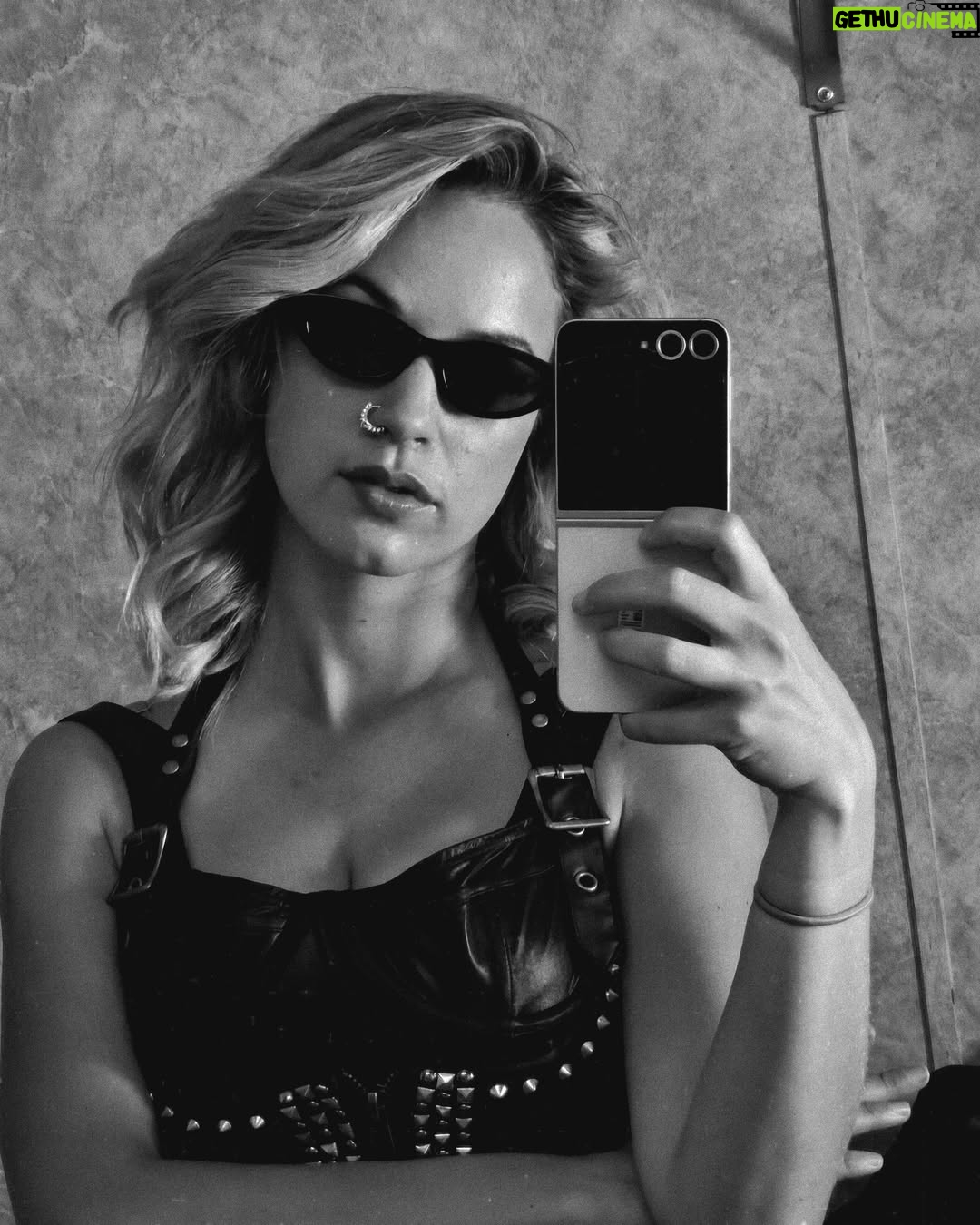 Alexis Knapp - 8.6K Likes - Vibing out this new persona for the MOSTTT AWEEESOMEEE MOVIEEEE 3 days after getting back from a month on another in Winnipeg. More incoming ;) rest is sparing but excitement is aliiiive 😍