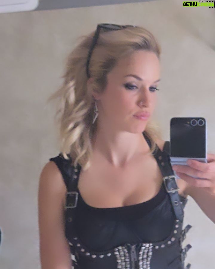 Alexis Knapp - 8.6K Likes - Vibing out this new persona for the MOSTTT AWEEESOMEEE MOVIEEEE 3 days after getting back from a month on another in Winnipeg. More incoming ;) rest is sparing but excitement is aliiiive 😍