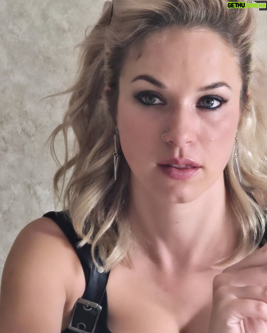 Alexis Knapp - 8.6K Likes - Vibing out this new persona for the MOSTTT AWEEESOMEEE MOVIEEEE 3 days after getting back from a month on another in Winnipeg. More incoming ;) rest is sparing but excitement is aliiiive 😍