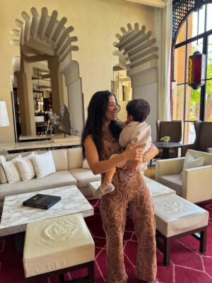Alia Chergui Instagram - Le jour où j’ai donné la vie à mon fils, c’était aussi l’anniversaire de ma mère.
Je me souviens, j’ai raccroché le téléphone après lui avoir chanté “joyeux anniversaire” en pleine contraction, 
et quelques heures plus tard, c’est moi qui devenais maman à mon tour 🥰
Deux générations, un même jour, un même amour.
Que Dieu vous protège, mes deux trésors 
Je vous aimes tellement fort ❤️