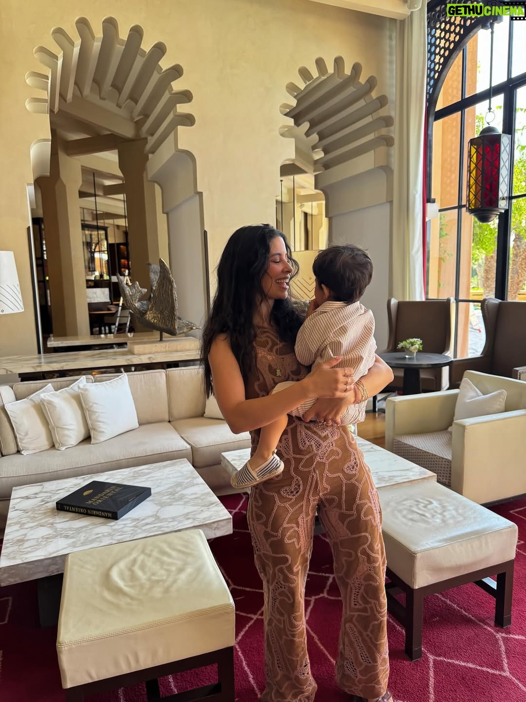 Alia Chergui - 51.5K Likes - Le jour où j’ai donné la vie à mon fils, c’était aussi l’anniversaire de ma mère.
Je me souviens, j’ai raccroché le téléphone après lui avoir chanté “joyeux anniversaire” en pleine contraction, 
et quelques heures plus tard, c’est moi qui devenais maman à mon tour 🥰
Deux générations, un même jour, un même amour.
Que Dieu vous protège, mes deux trésors 
Je vous aimes tellement fort ❤️