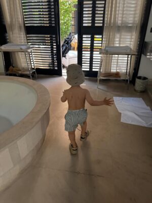 Alia Chergui Instagram - Le jour où j’ai donné la vie à mon fils, c’était aussi l’anniversaire de ma mère.
Je me souviens, j’ai raccroché le téléphone après lui avoir chanté “joyeux anniversaire” en pleine contraction, 
et quelques heures plus tard, c’est moi qui devenais maman à mon tour 🥰
Deux générations, un même jour, un même amour.
Que Dieu vous protège, mes deux trésors 
Je vous aimes tellement fort ❤️